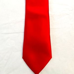 Van Heusen boys tie, true red. Youth size.